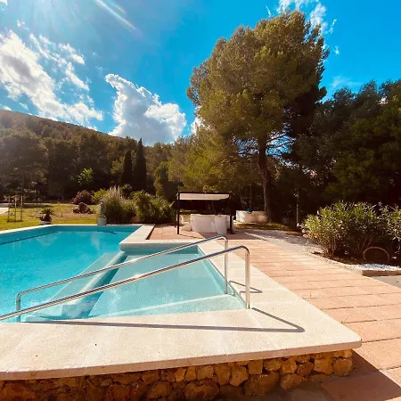 Elegant Villa: Pollenca Poolside Retreat *