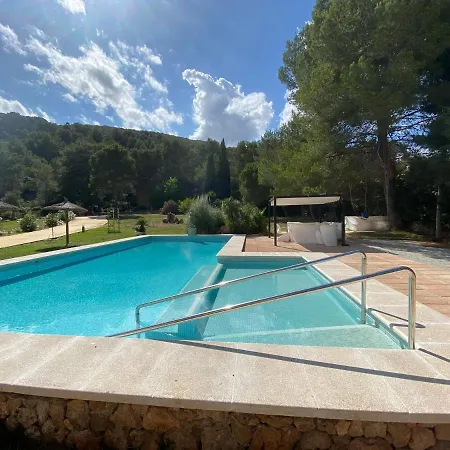 Elegant Villa: Pollenca Poolside Retreat *