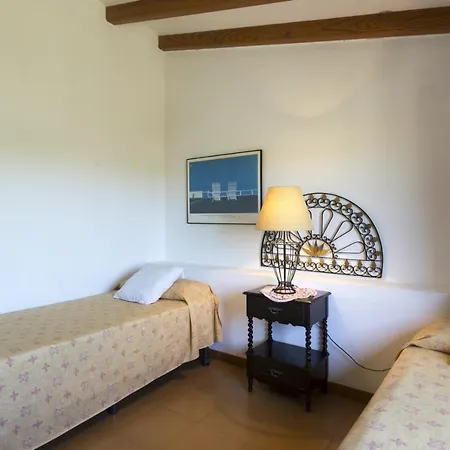 Elegant Villa: Pollenca Poolside Retreat *