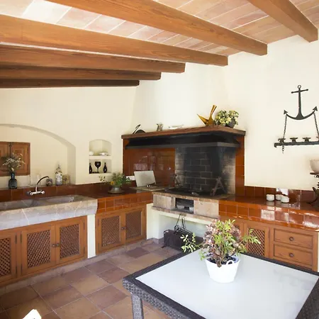 Villa Elegant Villa: Pollenca Poolside Retreat *