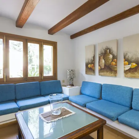 Villa Elegant Villa: Pollenca Poolside Retreat Port de Pollenca