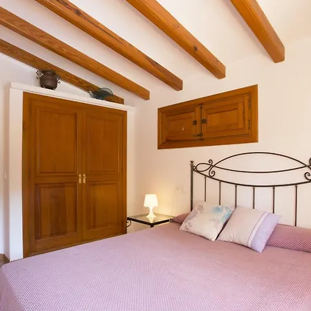 Elegant Villa: Pollenca Poolside Retreat *